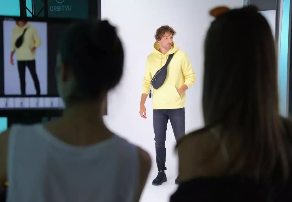 Model positioning preview in Orbitvu live model photography studio